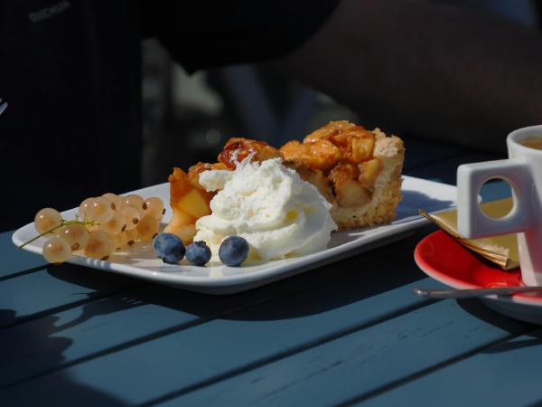 Cafe cake apple tart
